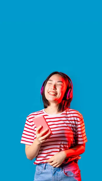 Jeune Femme Asiatique Intérieur Isolé Fond Dansant Écouter Musique Casque — Photo