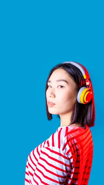 Mujer Asiática Confianza Interior Con Auriculares Inalámbricos Que Buscan Cámara — Foto de Stock