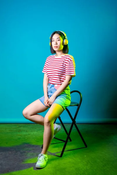 Ritratto Giovane Donna Asiatica Isolato Sottofondo Ascoltare Musica Con Cuffie — Foto Stock