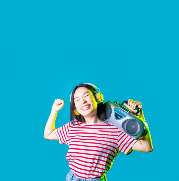 Jonge Asiatische Vrouw Geïsoleerde Achtergrond Dansen Luisteren Muziek Boombox Koptelefoon — Stockfoto