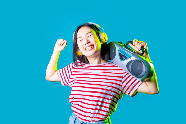 Jeune Femme Asiatique Isolé Fond Dansant Écouter Musique Boombox Écouteurs — Photo