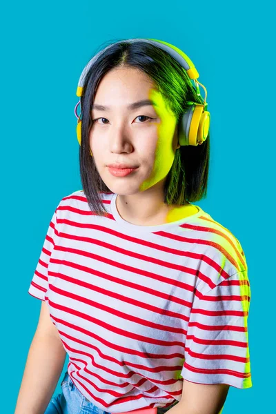 Portre Genç Asyalı Kadın Arka Planı Izole Etti Kablosuz Kulaklıklarla — Stok fotoğraf