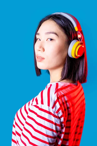 Mulher Asiática Confiante Dentro Casa Usando Fones Ouvido Sem Fio — Fotografia de Stock