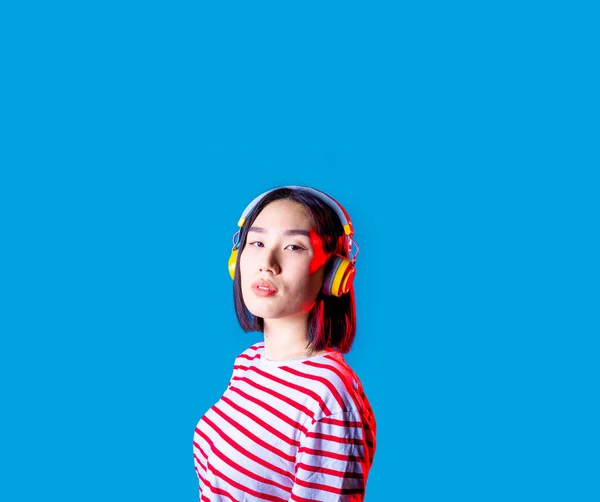 Ritratto Giovane Donna Asiatica Indossando Cuffie Bluetooth Wireless Ascoltare Musica — Foto Stock