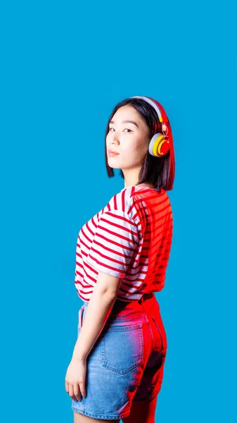 Giovane Donna Asiatica Posa Indossando Cuffie Bluetooth Wireless Ascoltare Musica — Foto Stock