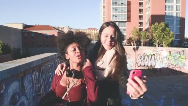 Dwie Młode Wielonarodowe Kobiety Świeżym Powietrzu Robiące Selfie Pomocą Smartfona — Wideo stockowe