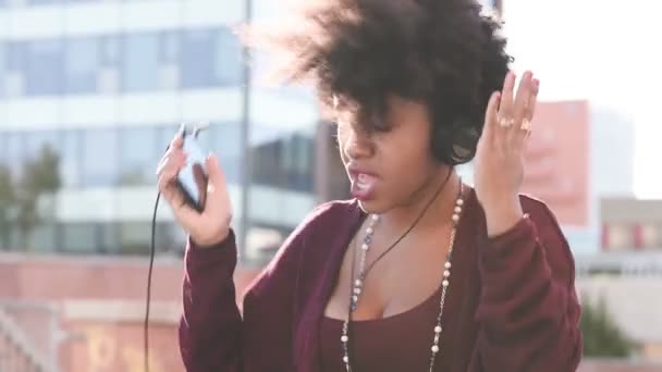 Wanita Kulit Hitam Muda Menari Bernyanyi Headphone Mendengarkan Musik Smartphone — Stok Video