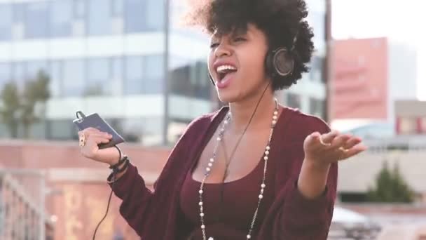 Joven Mujer Negra Bailando Cantando Escuchando Música Auriculares Smartphone Disfrutando — Vídeos de Stock