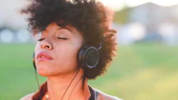 Portré Fiatal Fekete Hallgat Zenét Fejhallgató Okostelefon Élvezi Érzés Szabad — Stock videók