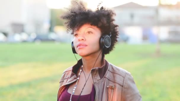 Молода Чорна Жінка Слухає Музичні Навушники Смартфон Насолоджуючись Вільним Спокоєм — стокове відео