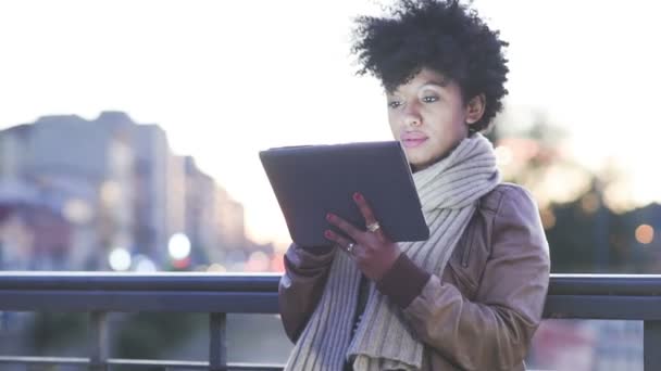 Mujer Joven Negro Utilizando Tableta Aire Libre Mercado Valores Disfrutando — Vídeos de Stock