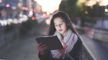 Tablet kullanan beyaz bir kadın internette sörf yapıyor ya da alışveriş yapıyor.