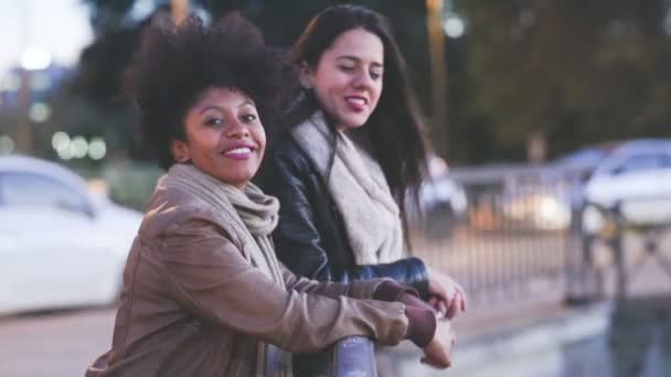Dos Jóvenes Amigas Multiétnicas Sonriendo Riéndose Aire Libre Sintiéndose Serenas — Vídeo de stock