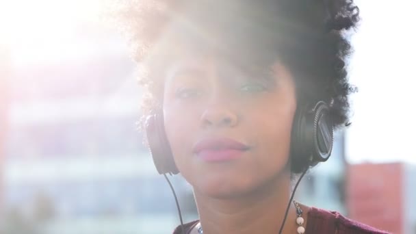 Joven Mujer Negra Escuchando Música Auriculares Smartphone Disfrutando Sintiéndose Libre — Vídeos de Stock