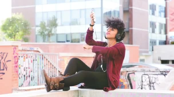 Νεαρή Μαύρη Γυναίκα Χορεύει Ακούγοντας Μουσική Ακουστικά Smartphone Απολαμβάνοντας Ελεύθερο — Αρχείο Βίντεο