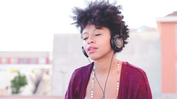 Fiatal Fekete Hallgat Zenét Fejhallgató Okostelefon Élvezi Érzés Szabad Nyugalom — Stock videók