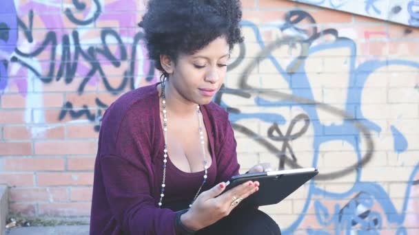 Молода Чорна Жінка Відкритому Повітрі Використовуючи Планшет Web3 Покупки Або — стокове відео