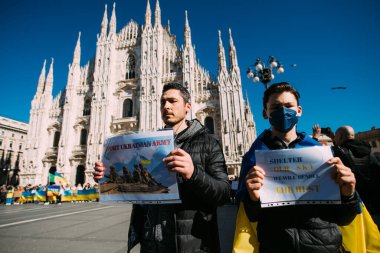 MILAN, İTALYA - 26 Ocak 2022: Rus işgalinden sonra Ukrayna 'daki savaşın durdurulması için düzenlenen barış mitingine yüzlerce insan katıldı