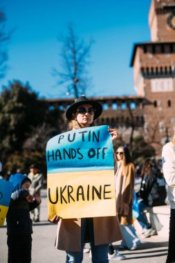 MILAN, İTALYA - 26 Ocak 2022: Rus işgalinden sonra Ukrayna 'daki savaşın durdurulması için düzenlenen barış mitingine yüzlerce insan katıldı