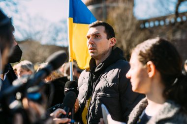 MILAN, İTALYA - 26 Ocak 2022: Rus işgalinden sonra Ukrayna 'daki savaşın durdurulması için düzenlenen barış mitingine yüzlerce insan katıldı