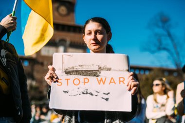 MILAN, İTALYA - 26 Ocak 2022: Rus işgalinden sonra Ukrayna 'daki savaşın durdurulması için düzenlenen barış mitingine yüzlerce insan katıldı