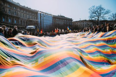 MILAN, İTALYA - 26 Ocak 2022: Rus işgalinden sonra Ukrayna 'daki savaşın durdurulması için düzenlenen barış mitingine yüzlerce insan katıldı