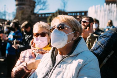 MILAN, İTALYA - 26 Ocak 2022: Rus işgalinden sonra Ukrayna 'daki savaşın durdurulması için düzenlenen barış mitingine yüzlerce insan katıldı