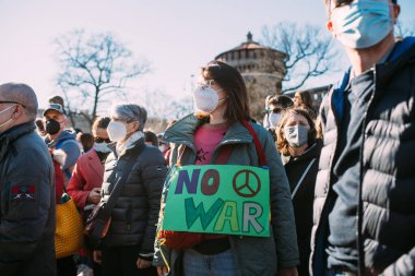 MILAN, İTALYA - 26 Ocak 2022: Rus işgalinden sonra Ukrayna 'daki savaşın durdurulması için düzenlenen barış mitingine yüzlerce insan katıldı