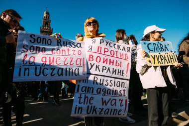 MILAN, İTALYA - 26 Ocak 2022: Rus işgalinden sonra Ukrayna 'daki savaşın durdurulması için düzenlenen barış mitingine yüzlerce insan katıldı