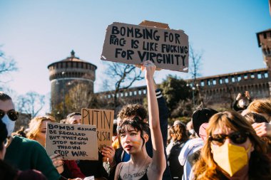 MILAN, İTALYA - 26 Ocak 2022: Rus işgalinden sonra Ukrayna 'daki savaşın durdurulması için düzenlenen barış mitingine yüzlerce insan katıldı