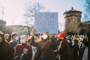 MILAN, İTALYA - 26 Ocak 2022: Rus işgalinden sonra Ukrayna 'daki savaşın durdurulması için düzenlenen barış mitingine yüzlerce insan katıldı