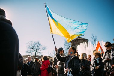 MILAN, İTALYA - 26 Ocak 2022: Rus işgalinden sonra Ukrayna 'daki savaşın durdurulması için düzenlenen barış mitingine yüzlerce insan katıldı