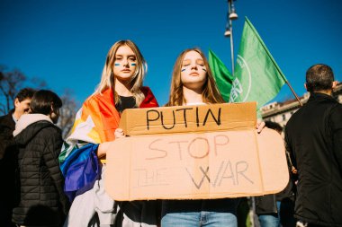 MILAN, İTALYA - 26 Ocak 2022: Rus işgalinden sonra Ukrayna 'daki savaşın durdurulması için düzenlenen barış mitingine yüzlerce insan katıldı