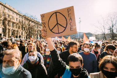 MILAN, İTALYA - 26 Ocak 2022: Rus işgalinden sonra Ukrayna 'daki savaşın durdurulması için düzenlenen barış mitingine yüzlerce insan katıldı