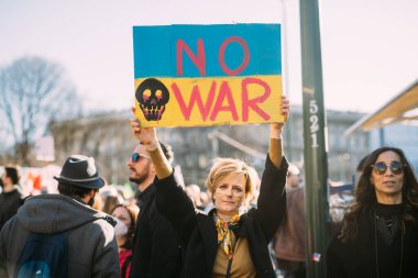 MILAN, İTALYA - 26 Ocak 2022: Rus işgalinden sonra Ukrayna 'daki savaşın durdurulması için düzenlenen barış mitingine yüzlerce insan katıldı