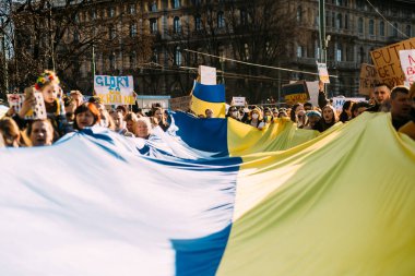MILAN, İTALYA - 26 Ocak 2022: Rus işgalinden sonra Ukrayna 'daki savaşın durdurulması için düzenlenen barış mitingine yüzlerce insan katıldı