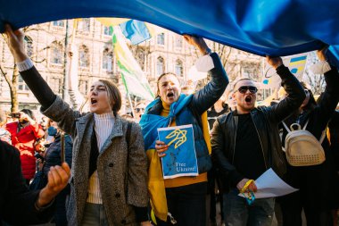 MILAN, İTALYA - 26 Ocak 2022: Rus işgalinden sonra Ukrayna 'daki savaşın durdurulması için düzenlenen barış mitingine yüzlerce insan katıldı