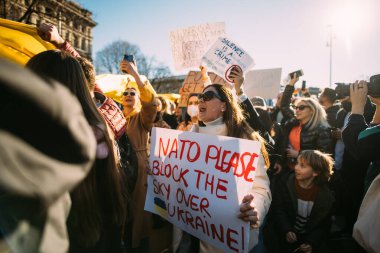 MILAN, İTALYA - 26 Ocak 2022: Rus işgalinden sonra Ukrayna 'daki savaşın durdurulması için düzenlenen barış mitingine yüzlerce insan katıldı