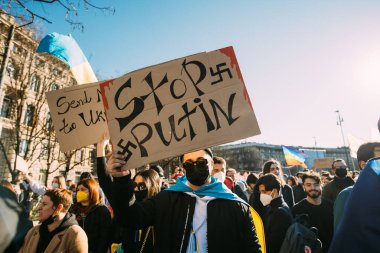 MILAN, İTALYA - 26 Ocak 2022: Rus işgalinden sonra Ukrayna 'daki savaşın durdurulması için düzenlenen barış mitingine yüzlerce insan katıldı