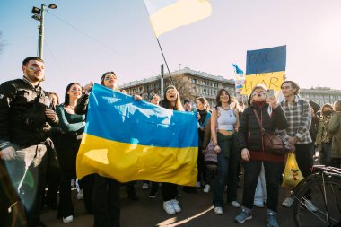 MILAN, İTALYA - 26 Ocak 2022: Rus işgalinden sonra Ukrayna 'daki savaşın durdurulması için düzenlenen barış mitingine yüzlerce insan katıldı