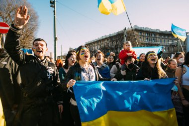 MILAN, İTALYA - 26 Ocak 2022: Rus işgalinden sonra Ukrayna 'daki savaşın durdurulması için düzenlenen barış mitingine yüzlerce insan katıldı