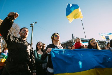 MILAN, İTALYA - 26 Ocak 2022: Rus işgalinden sonra Ukrayna 'daki savaşın durdurulması için düzenlenen barış mitingine yüzlerce insan katıldı