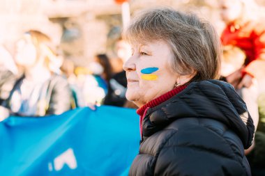 MILAN, İTALYA - 26 Ocak 2022: Rus işgalinden sonra Ukrayna 'daki savaşın durdurulması için düzenlenen barış mitingine yüzlerce insan katıldı