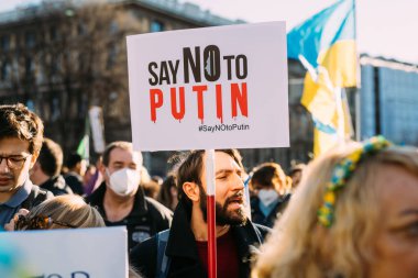 MILAN, İTALYA - 26 Ocak 2022: Rus işgalinden sonra Ukrayna 'daki savaşın durdurulması için düzenlenen barış mitingine yüzlerce insan katıldı