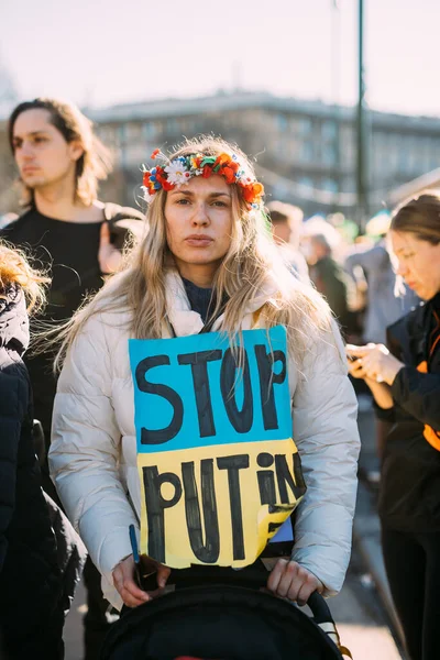 イタリア ミラノ発 2022年1月26日 ロシアの侵攻後のウクライナでの戦争停止を求める平和集会には何百人もの署名と旗を掲げた人々が参加した — ストック写真