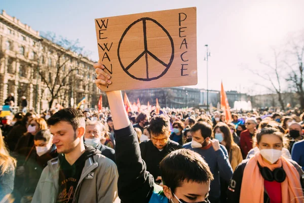 Milano Italia Gennaio 2022 Centinaia Persone Con Cartelli Bandiere Hanno — Foto Stock