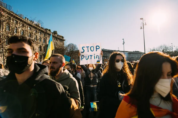 Червня 2022 Року Сотні Людей Які Тримали Знаки Прапори Брали — стокове фото