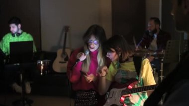 Akıllı telefon kayıt stüdyosunu kullanan kadın gitarist ve şarkıcı - ekran zamanı, ilham, teknoloji konsepti