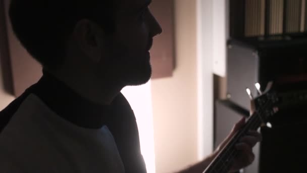 Elektronik Bas Çalan Genç Müzisyen Müzik Grubu Bir Kayıt Stüdyosunda — Stok video