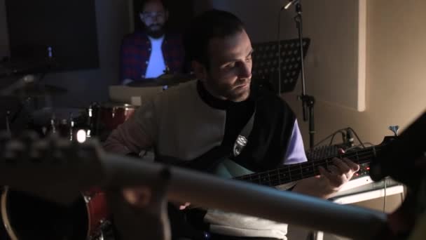 Fiatal Férfi Zenész Játszik Elektromos Basszus Zenei Zenekar Fellépő Egy — Stock videók